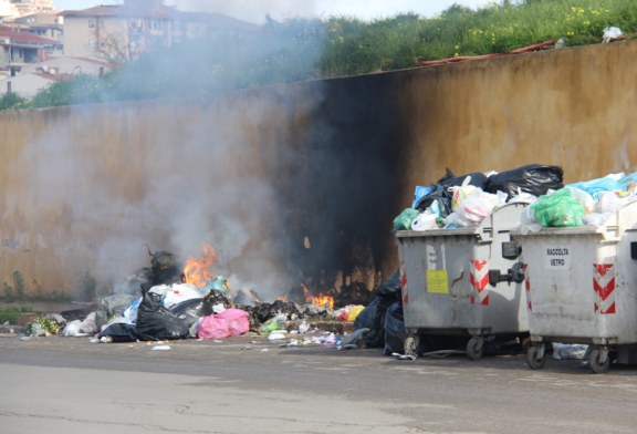 Fuoco alla spazzatura in Viale Europa – Le Foto