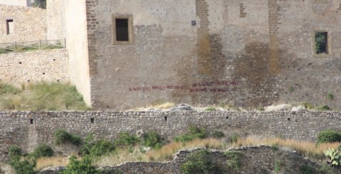 Ancora  Vandali, una scritta sulla facciata del Castello