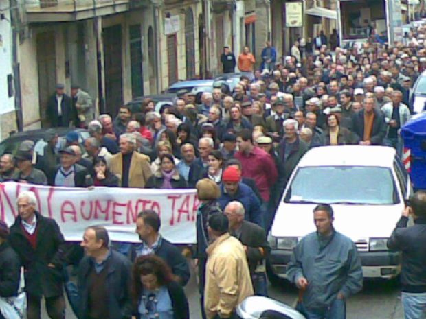 Tarsu: Contro l’aumento del 115% sit-in in piazza durante consiglio comunale