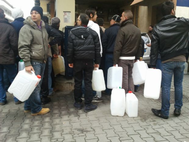 Misilmeri e la sete di benzina. Il video del caos
