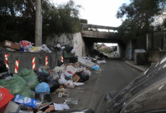 Discarica accanto scuola a Portella di Mare