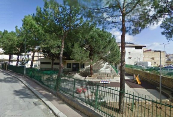 Lo segnala un lettore. Ramo pericolante nell’asilo in via Pellingra