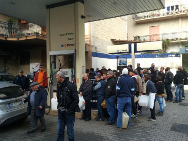 Benzina, continua la protesta. Misilmeri in tilt (le vostre foto)