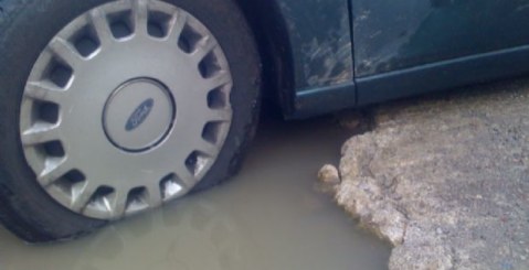 Via Madonna del…le buche e delle perdite d’acqua