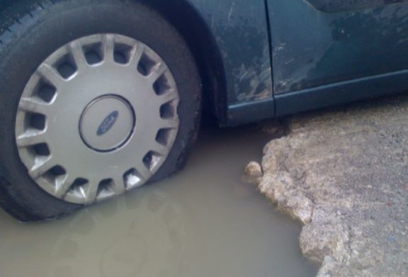 Via Madonna del…le buche e delle perdite d’acqua