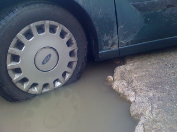 Via Madonna del…le buche e delle perdite d’acqua