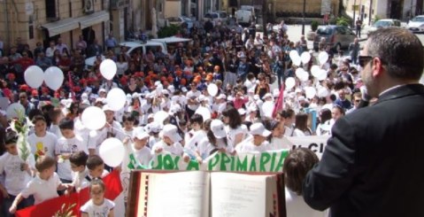 I bambini di Misilmeri in corteo contro ogni forma di violenza. Foto e video