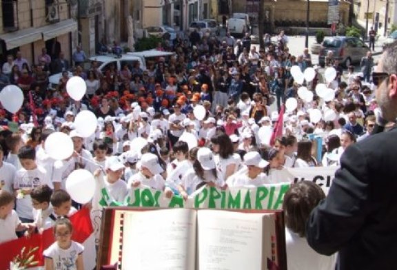 I bambini di Misilmeri in corteo contro ogni forma di violenza. Foto e video