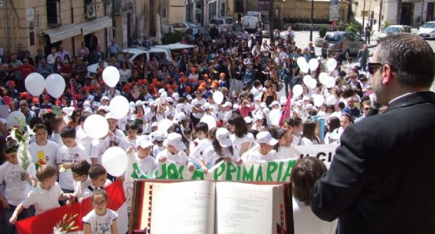 I bambini di Misilmeri in corteo contro ogni forma di violenza. Foto e video