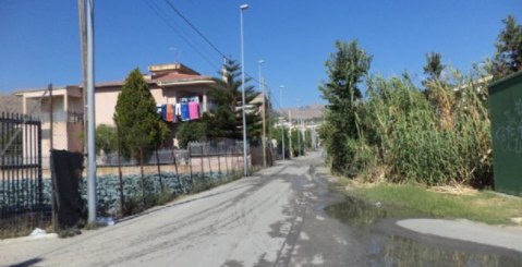 Perdita d’acqua davanti la scuola Landolina