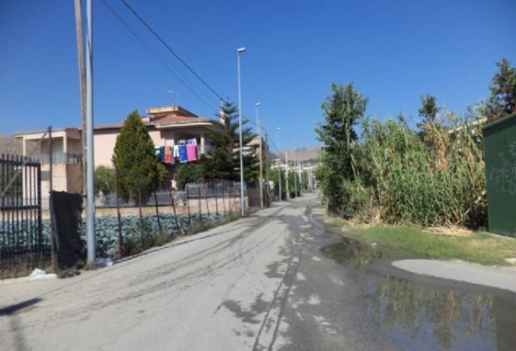 Perdita d’acqua davanti la scuola Landolina