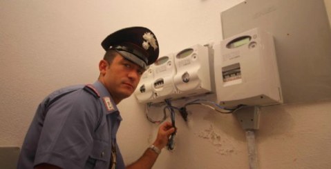 Allaccia la linea elettrica pubblica alla propria abitazione, in manette pregiudicato