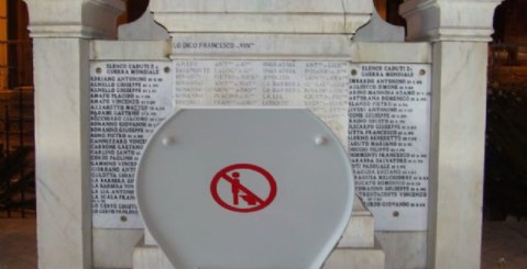 Monumento ai caduti… o latrina pubblica!