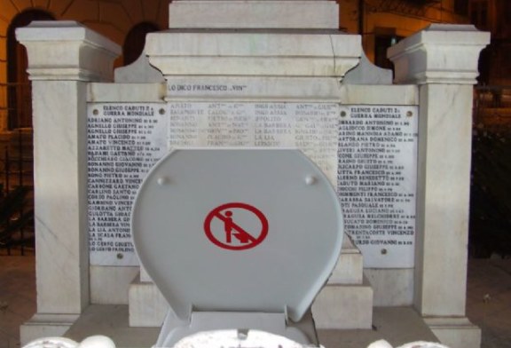 Monumento ai caduti… o latrina pubblica!