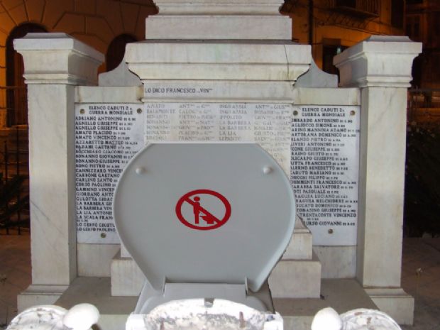 Monumento ai caduti… o latrina pubblica!