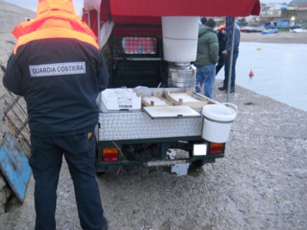 Commercianti ambulanti di Misilmeri scongelavano pesce in mare, denunciati