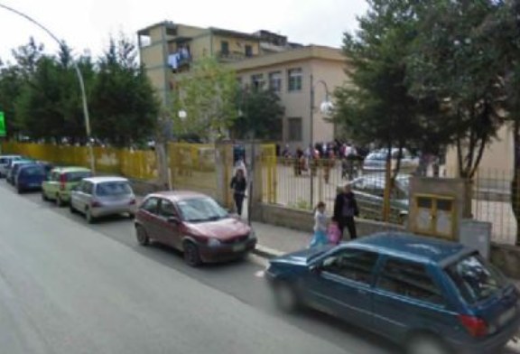 Due giovani studentesse della “Bonanno” ai commissari