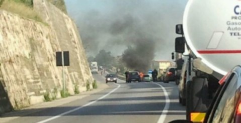 Auto in fiamme sulla Pa-Ag