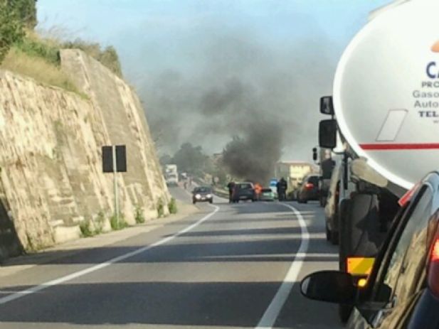 Auto in fiamme sulla Pa-Ag