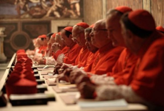 "Extra omnes", è iniziato il conclave !