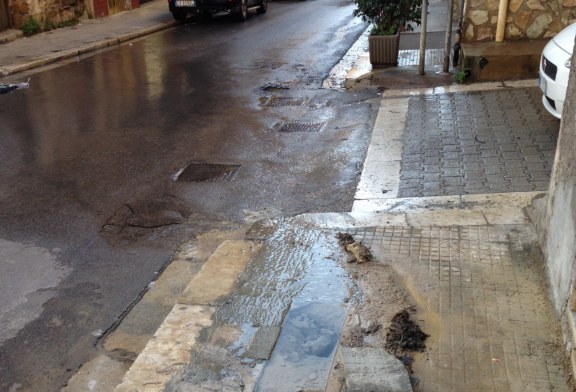 Fiume d’acqua in via Roma