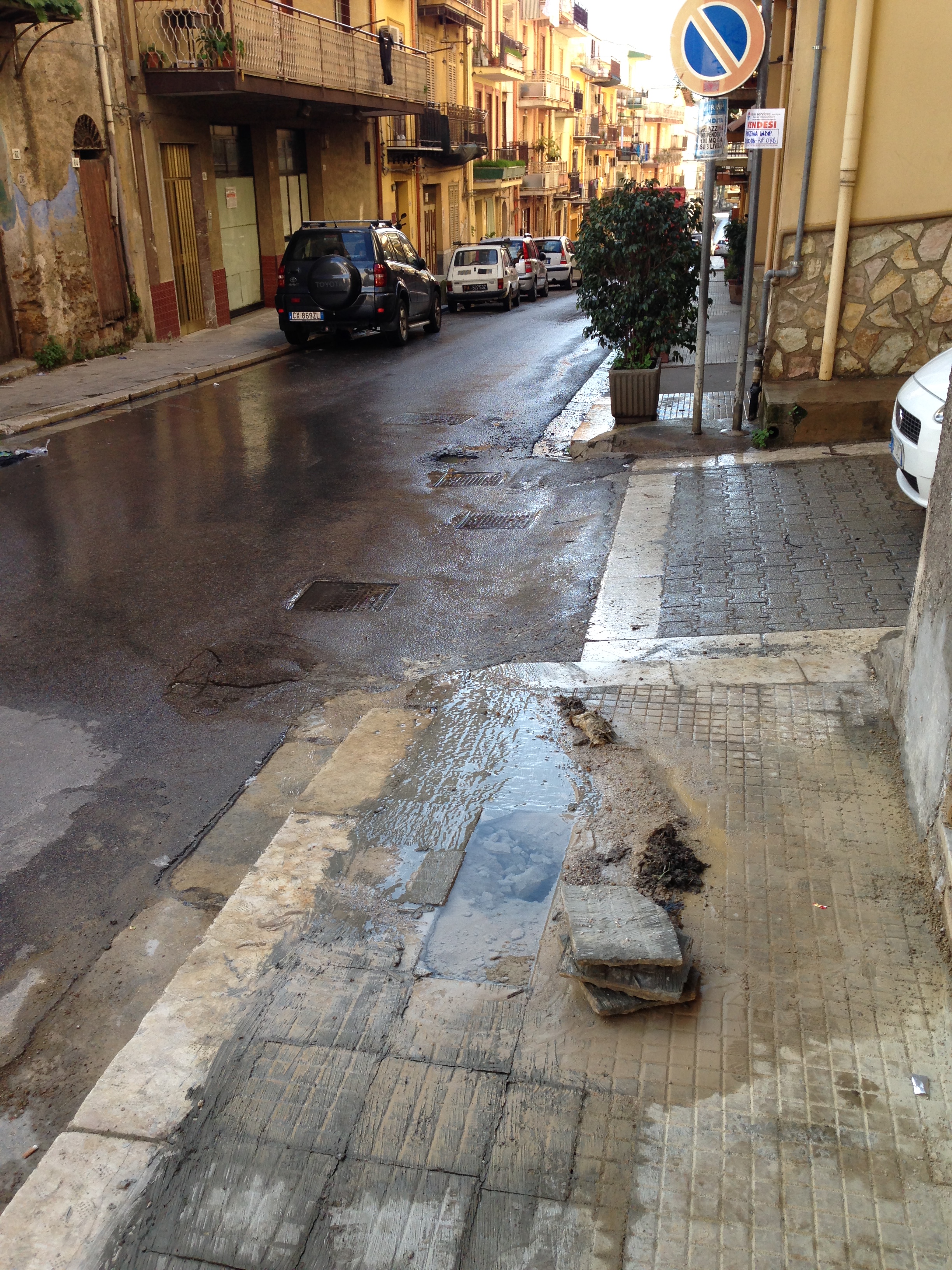 Fiume d’acqua in via Roma