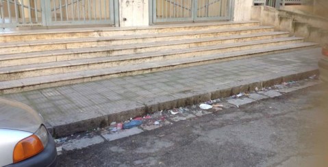 Il lettore: ”Sporco l’ingresso della Scuola Traina”