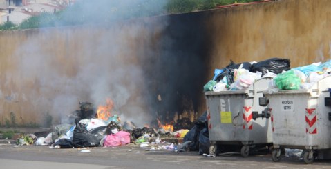 Fuoco alla spazzatura in Viale Europa – Le Foto