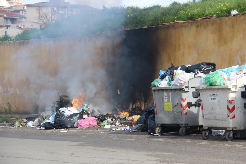 Fuoco alla spazzatura in Viale Europa – Le Foto