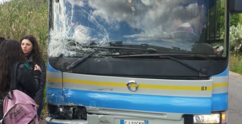 Auto contro autobus con studenti sulla Misilmeri – Portella di Mare [foto]