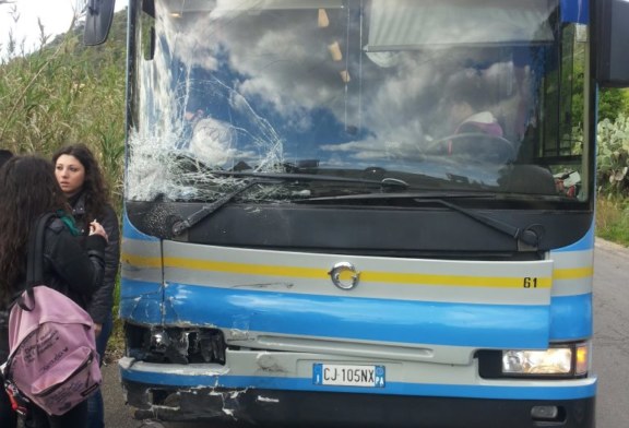 Auto contro autobus con studenti sulla Misilmeri – Portella di Mare [foto]