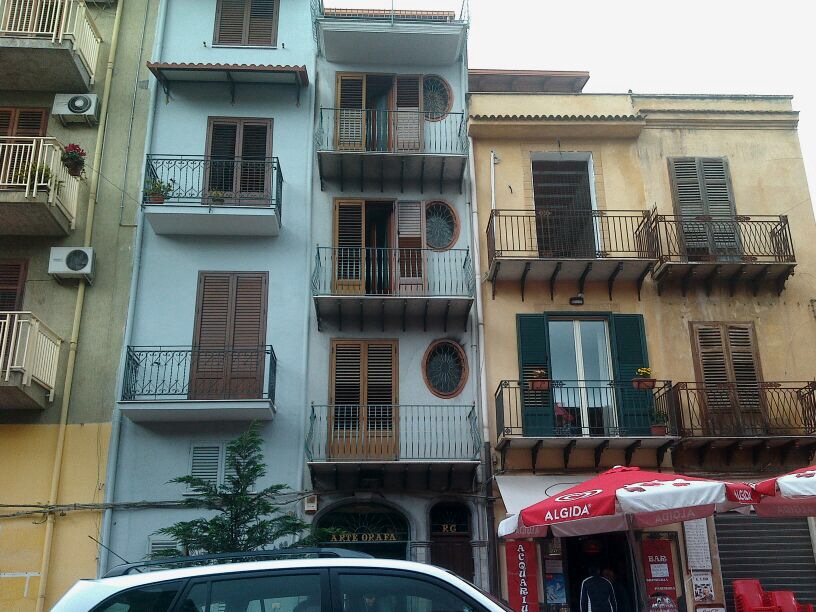 Incendio in un appartamento di corso Vittorio Emanuele