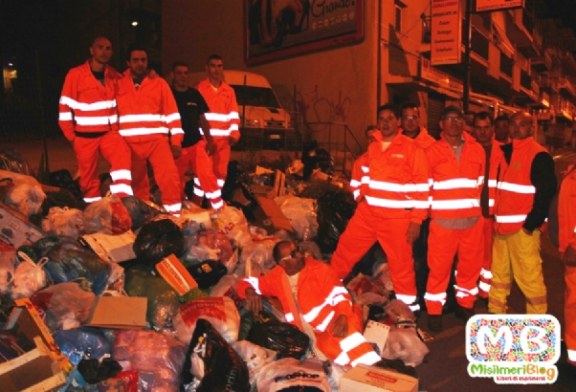 Rifiuti, lavoratori licenziati del Coinres protestano in piazza Indipendenza