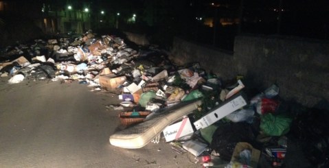 Costa Principe: protesta dei cittadini, rifiuti in strada (FOTO)