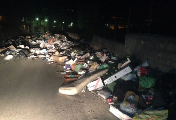 Costa Principe: protesta dei cittadini, rifiuti in strada (FOTO)