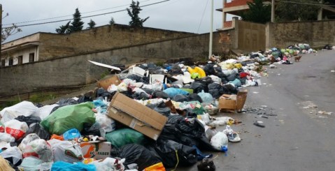 Sorpresa!!! Dentro l’uovo c’è “a munnizza”! [foto]