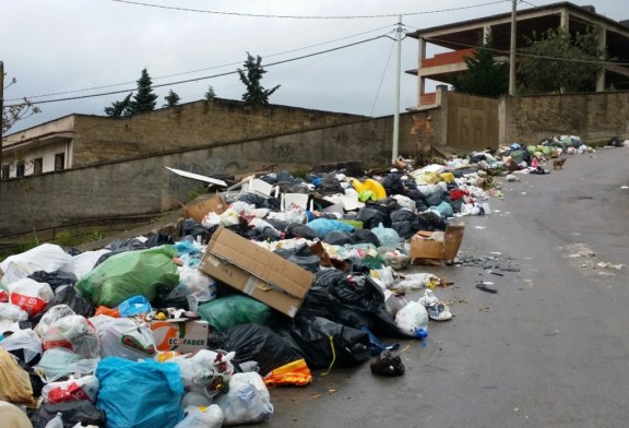 Sorpresa!!! Dentro l’uovo c’è “a munnizza”! [foto]