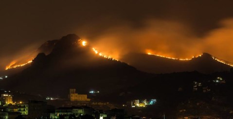 Cornice di fuoco attorno a Misilmeri