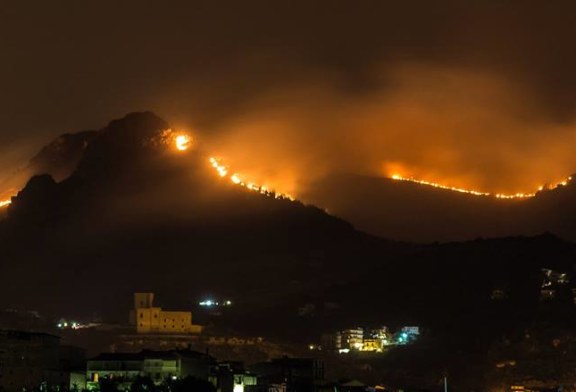 Cornice di fuoco attorno a Misilmeri