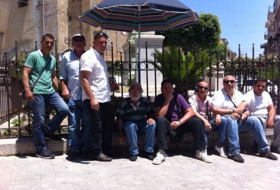 Ex lavoratori Coinres incatenati in Piazza