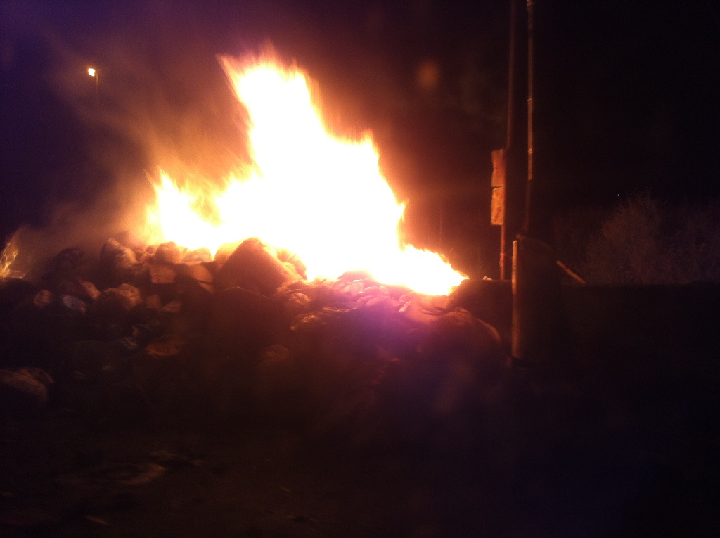 Rifiuti in fiamme, avvelenata Costa Principe [foto]