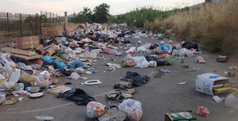 Rifiuti in strada, Costa Principe sempre più umiliata [foto]