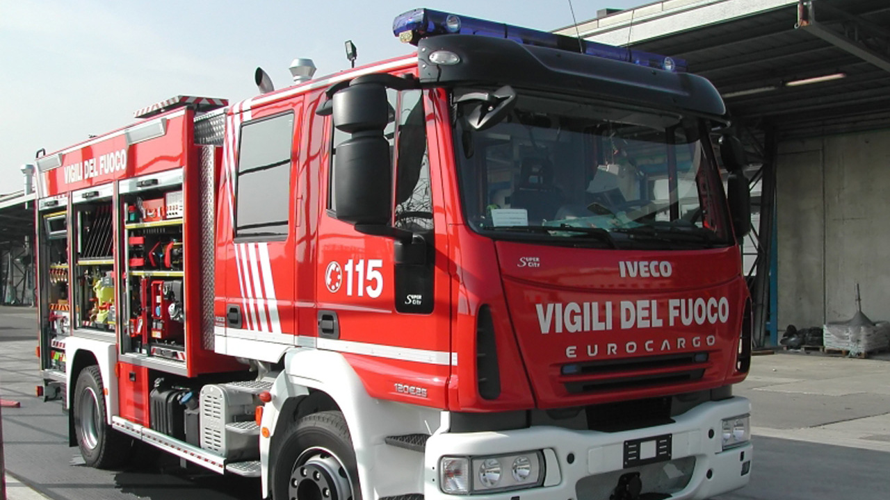 Appartamento in fiamme, una donna in ospedale