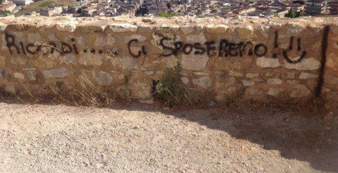 Scrive al partner nel muro del castello. Adesso andate a pulirlo!!
