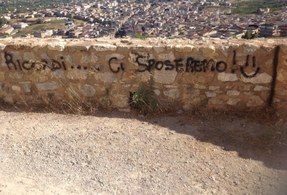 Scrive al partner nel muro del castello. Adesso andate a pulirlo!!