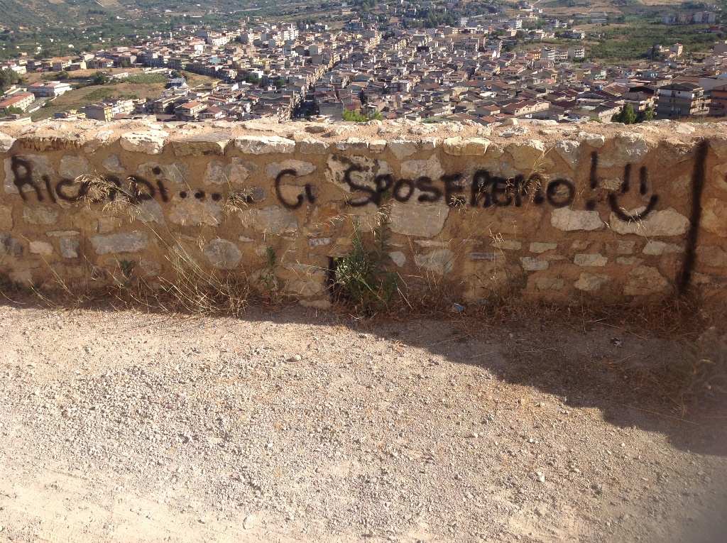 Scrive al partner nel muro del castello. Adesso andate a pulirlo!!