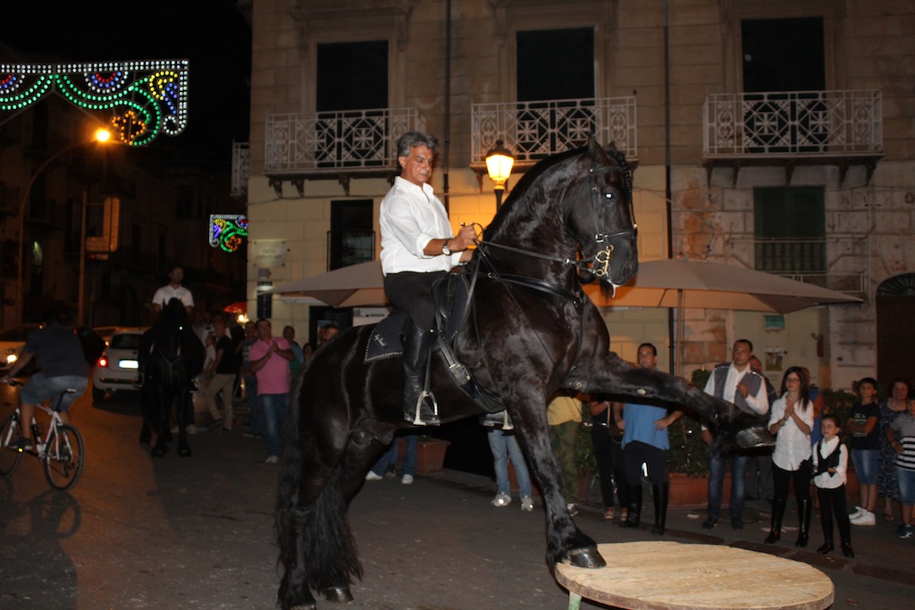 Cavalli e Majorettes, eleganza e spettacolo per le vie di Misilmeri [Foto]