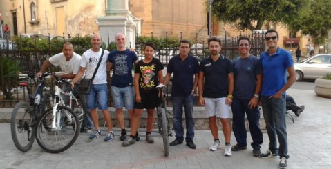 Adotta un bene Comune: montate le rastrelliere per bici in Piazza Comitato