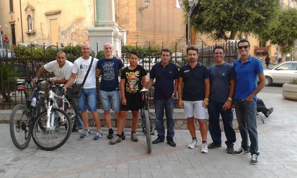 Adotta un bene Comune: montate le rastrelliere per bici in Piazza Comitato