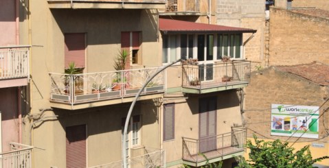 Strano furto: Spariscono due plafoniere dai pali della luce